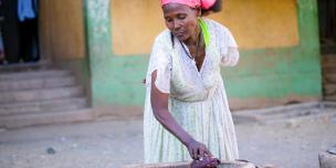 50 year old Hareyat Gebrelibanos and a mother of four from Tigray in Northern Ethiopia cleaning mitad* traditional griddle used for cooking bread at Meles IDP camp. Photo Credit: Zerubabel Tore/Oxfam 50 year old Hareyat Gebrelibanos and a mother of four from Tigray in Northern Ethiopia cleaning mitad* traditional griddle used for cooking bread at Meles IDP camp. Photo Credit: Zerubabel Tore/Oxfam