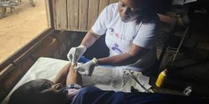 Boya Bekeli Mélanie, Infirmière titulaire recoit Ruth, une des participantes à l’initiative
