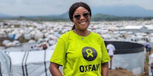 Joyce BASUNGA, promotrice en sante publique en plein site des déplacés de Lushagala au Nord-Kivu. Photo: Yves Kalwira/ Oxfam