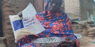 Sakilatou Maiga est une des ménagères de Gao ayant reçu de la farine nutritionnelle d'Oxfam pour son enfant. Crédit photo: Djigui Keita/ Oxfam