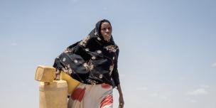 Seinab headed to the dam to fetch water in Badana, Kenya. Photo credit: Loliwe Phiri/Oxfam Seinab headed to the dam to fetch water in Badana, Kenya. Photo credit: Loliwe Phiri/Oxfam
