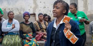 Caroline Nyirenda, (second right) a Health worker from Chawama Clinic seen educating the community on how to use the Oral Rehydration Solution sachets  in Lusaka, Zambia. Photo credit: Loliwe Phiri/Oxfam