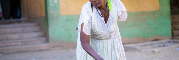 50 year old Hareyat Gebrelibanos and a mother of four from Tigray in Northern Ethiopia cleaning mitad* traditional griddle used for cooking bread at Meles IDP camp. Photo Credit: Zerubabel Tore/Oxfam