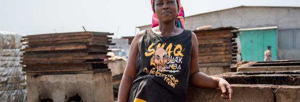 Gladys Hammond poses with her empty grills in Accra, Ghana. Photo credit : Ernest Ankomah/ Oxfam