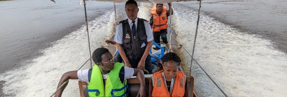 Intervenant dans des zones difficiles d'accès, Dr Mangala et son équipe se concentrent sur la fourniture des produits de planification familiale, le plaidoyer auprès des autorités religieuses, coutumières et politiques, et la sensibilisation pour briser les tabous sociaux qui favorisent l’émergence de pratiques négatives. Photo crédit : Oxfam