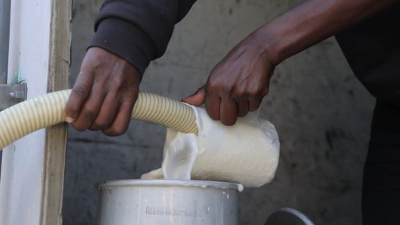 Chilled milk is transferred from the cooperative’s chiller tank into a Garden Dairy transport can, ready for safe delivery to the processing site. Photo: Liban Hailu/Oxfam