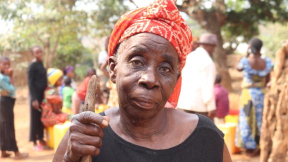 Mme Feza Kashindi, âgée de 79 ans, vit dans le village de Kananda, dans le territoire de Fizi, et trouver de l'eau potable a été son plus grand défi. Photo Credit: Alexis Huguet/ Oxfam