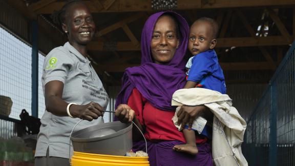 Zinab Alzaki Mohammed Alnur, 20, a Sudan refugee displaced by the war carrying a bucket of water at the transit centre in Renk. Oxfam is the lead WASH partner supporting thousands of refugees. Credit: Peter Caton/Oxfam