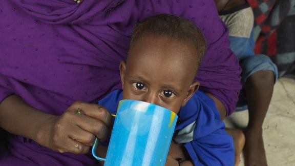 Zinab Alzaki Mohammed Alnur, 20, a Sudan refugee displaced by the war carrying a bucket of water at the transit centre in Renk. Oxfam is the lead WASH partner supporting thousands of refugees. Credit: Peter Caton/Oxfam