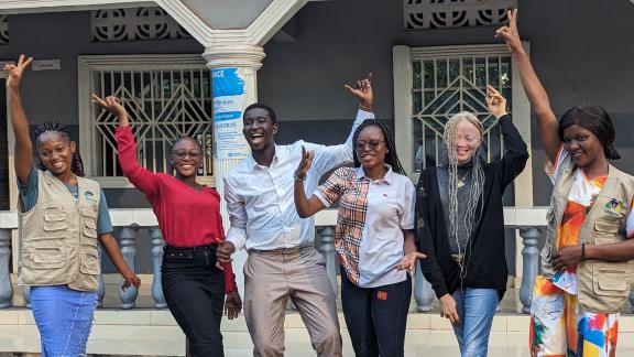 Groupe de jeunes travaillant sur différentes thématiques :  le blogging, les causeries éducatives de porte-à-porte et la masculinité positive pour atteindre les jeunes. Photo Oxfam 2023