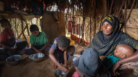 Fathiya Ali Abdulahi prepares and serves lunch to her children at their home in the Laas Galol camp for displaced people, Jarar District, Somali Region. Photo Credit: Petterik Wiggers / Oxfam Fathiya Ali Abdulahi prepares and serves lunch to her children at their home in the Laas Galol camp for displaced people, Jarar District, Somali Region. Photo Credit: Petterik Wiggers / Oxfam
