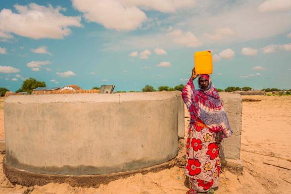Hadissa was forced to flee her home due to the climate crisis. The 40-year-old woman now lives in Koula-Mainarom, Chad. She can be seen fetching water in one of Oxfam's water installations.