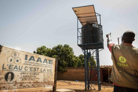 In the Kaya internally displaced persons site, in Burkina Faso, Oxfam and ATAD teams organized awareness-raising sessions for more than 100 people on the importance of managing water points.