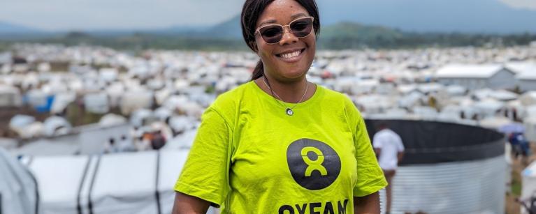 Joyce BASUNGA, promotrice en sante publique en plein site des déplacés de Lushagala au Nord-Kivu. Photo: Yves Kalwira/ Oxfam