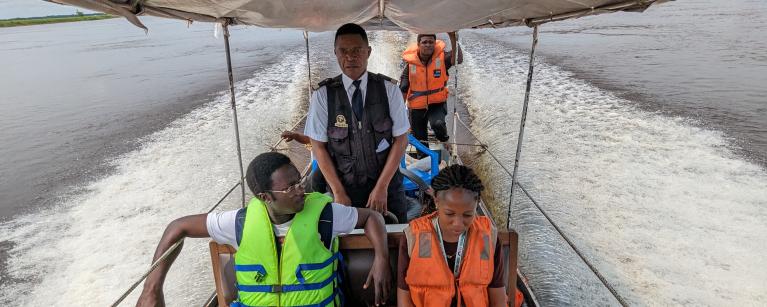 Intervenant dans des zones difficiles d'accès, Dr Mangala et son équipe se concentrent sur la fourniture des produits de planification familiale, le plaidoyer auprès des autorités religieuses, coutumières et politiques, et la sensibilisation pour briser les tabous sociaux qui favorisent l’émergence de pratiques négatives. Photo crédit : Oxfam