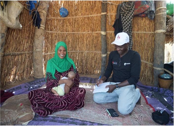 Fatimé Zara et un membre de l'équipe du projet. Photo crédit: Evelyne Naotordene/ Oxfam