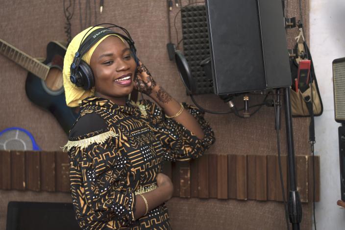 Nourrath la Debboslam, artiste slameuse et coordinatrice de l'ONG Debbo'arts. Crédit photo: Moctar Tondi/ Oxfam