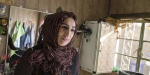 يمامة، 36 عام، أم لخمسة أطفال في صالون التجميل الذي تمتلكه وتديره في مدينة جلولاء العراق