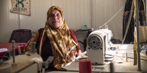 على اللاجئين المقيمين في مخيم الزعتري في الأردن الكفاح من أجل تأمين سبل عيشهم وسط تدني مشاركة المرأة في الحياة الاقتصادية. أطلقت منظمة أوكسفام مشروع "للحياة" في مخيم الزعتري لبناء قدرات اللاجئات السوريات من ناحية التدريب المهني والمهارات الشخصية. تبعاً لذلك وجد عدد محدود من النساء اللواتي شاركن في هذا المشروع عملاً في مصنع للألبسة في شمال الأردن. وتسلط هذه المذكرة الضوء على خبرات النساء والتحدّيات اللواتي واجهنها وكيف تغلبن عليها.  فاطمة متحدثة إلى أوكسفام عن مهاراتها وتجربتها التي اكتسبتها في جنوب سوريا قب