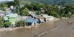 Houses alongside the Comoro river in Dili.