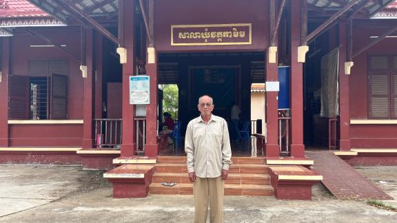 Leader of the Wattamim Water User Cooperative and Commune Chief, Im Svang, led a commune meeting to discuss the current situation in the cooperative-owned solar irrigation system. Photo by Vin Aranas/I-JET