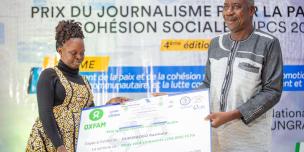 Remise du prix du journalisme par Karime Sere CJP