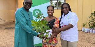 Remise d'un plant par le CD JNA 2025