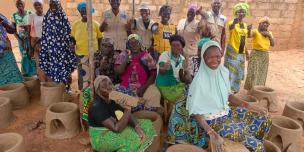 Photos de famille lors de la formation en confection de foyers améliorés à Seytenga, financé par Union Européenne