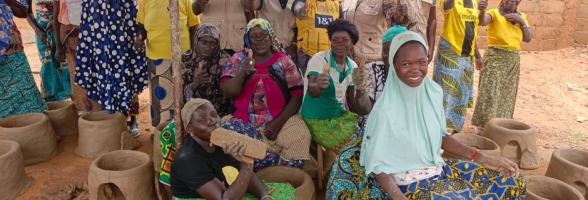Photos de famille lors de la formation en confection de foyers améliorés à Seytenga, financé par Union Européenne