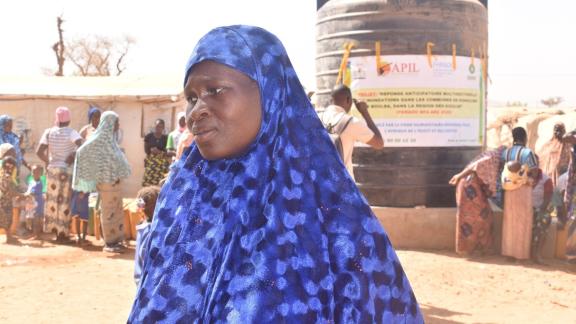 Mariam, bénéficiaire du système d’approvisionnement en eau potable par watertraiking, mise en place à Kongoussi, sur un site de personnes déplacées internes au secteur 2.  