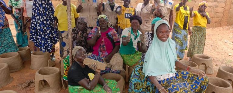 Photos de famille lors de la formation en confection de foyers améliorés à Seytenga, financé par Union Européenne