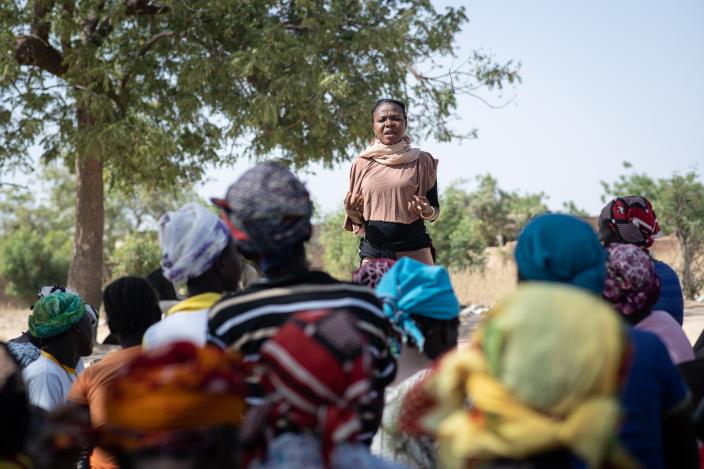 Huguette Yago gère l’approvisionnement en eau et en équipements sanitaires ainsi que la  sensibilisation à l’hygiène pour 3 500 personnes déplacées sur les sites de Pissila, au  centre - nord du  Burkina Faso