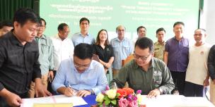 Signing agreement between Krongbuk Ratanakiri Apivath Caosu Company and NatureLife Cambodia to establish Phnom Torntang Community Forest. 
