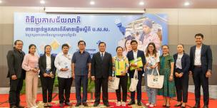 Group photo of six “NSSF Best Reporter Awards” winners with H.E. Dr. Sophannarith Heng, Deputy Director of the National Social Security Fund (center), Ms. Sophoan Phean, Oxfam National Director (green dress), representatives from Oxfam & partner organizations.