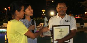 Oxfam presents Veerakpheap Award to Samnang Hour Oxfam presents Veerakpheap Award to Samnang Hour