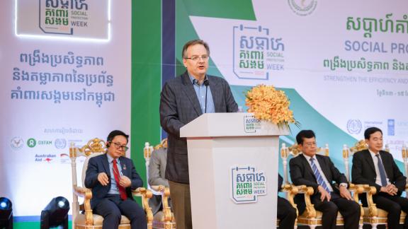 Mr. Geoffrey Petkovich, Oxfam Cambodia, Laos and Vietnam Director, during the closing remarks. Photo: NSPC