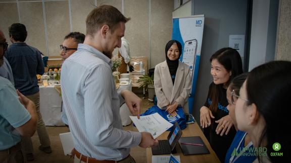 During the graduation ceremony, attendees took the opportunity to visit the booths of graduated businesses from the program. During the graduation ceremony, attendees took the opportunity to visit the booths of graduated businesses from the program.