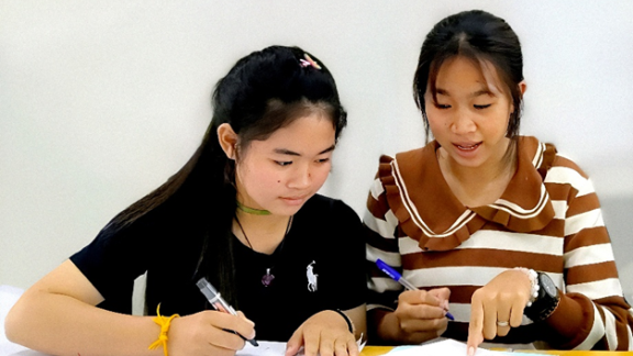 Chenda and her friend discussed how young people can better understand the challenges their community faces and find ways to contribute toward creating a positive impact. Photo: Chum Seedeth/LLC Chenda and her friend discussed how young people can better understand the challenges their community faces and find ways to contribute toward creating a positive impact. Photo: Chum Seedeth/LLC