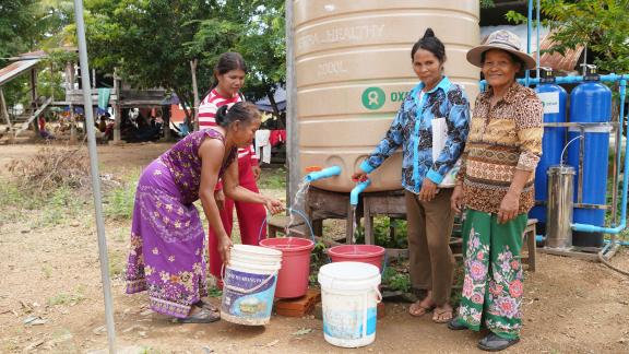 Displaced families collecting water from the water filtration system provided by Oxfam, Oddar Meanchey 