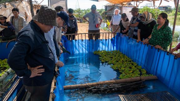 Delegation from MAFF/FiA and EU to Tonle Sap Delegation from MAFF/FiA and EU to Tonle Sap