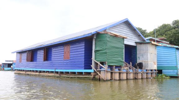 Floating Kbal Taol school using bamboo to support the building to stand out from the water and will be used as a learning center during the rainy season. 
