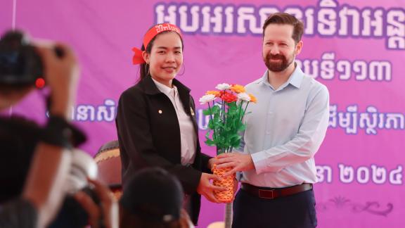 Chargé d’affaires Andreas Zurbrugg representative of the Australia Embassy handed a flower to Ms. Samphous Von, Secretary General of IDEA, during the celebration of International Women’s Day 2024, Phnom Penh, 2024. ©CCFHR Chargé d’affaires Andreas Zurbrugg representative of the Australia Embassy handed a flower to Ms. Samphous Von, Secretary General of IDEA, during the celebration of International Women’s Day 2024, Phnom Penh, 2024. ©CCFHR