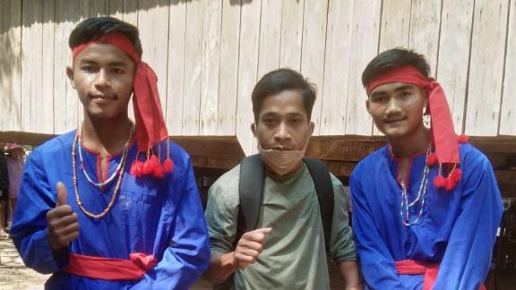 Loun Sokun (middle) from Taveng district, Ratanakiri Loun Sokun (middle) from Taveng district, Ratanakiri