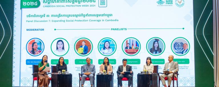 Panel discussion on “Expanding Social Protection Coverage in Cambodia” moderated by Ms. Sok Chan Chhorvy, Oxfam Programme Manager. ©Oxfam