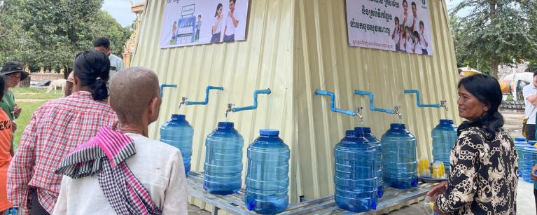 A displaced community happily collecting treated water from the newly constructed water station, located in Wat Bo Khnar Techo. Photo: Hojin Shin/ Oxfam