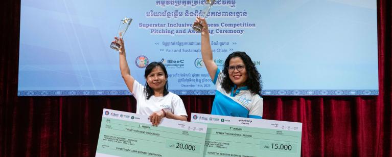 The winners of the Supperstar Award, Ms. Kheav Thida (left), Founder of Solar Green Energy Cambodia, and Ms. Dyphan Phirum, Founder of MUCH Mobile Healthcare. 