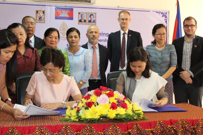 Signing ceremony between Oxfam and UNDP with MoWA 