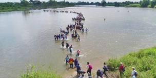 Grupo de personas migrantes de Centroamérica cruzando por el río Suchiate. Foto: Oscar Rivera Grupo de personas migrantes de Centroamérica cruzando por el río Suchiate. Foto: Oscar Rivera
