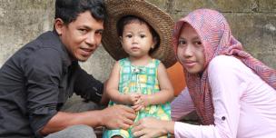 Syamsul Rizal alias Cheper dan istri bekerja berjuang di desa dan lingkungannya menghentikan kekerasan dan berkampanye menghentikan perkawinan usia anak. Credit: Khaerul Azmi/Oxfam in Indonesia