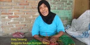 Inaq bekerja sebagai pedagang kaki lima dan menjadi anggota kaukus perempuan bersama anggota lain bergabung dalam pertemuan Musyawarah Rencana Pembangunan Desa. Inaq bekerja sebagai pedagang kaki lima dan menjadi anggota kaukus perempuan bersama anggota lain bergabung dalam pertemuan Musyawarah Rencana Pembangunan Desa.